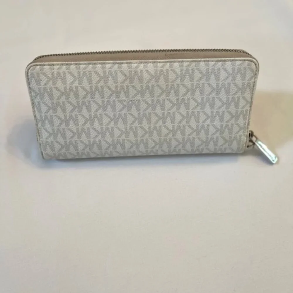 MICHAEL KORS | MK Signature Jet Set Zip Around Carryall Wallet-EUC